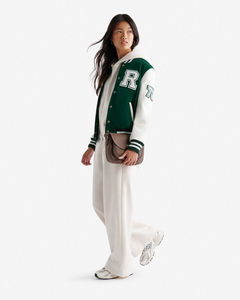 Veste universitaire à capuche verte et blanche avec imprimé lettres, style preppy, coupe classique, fermeture boutonnée recouverte, logo sérigraphié sur le devant - Product Image 2