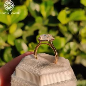 Bague de fiançailles Charm Jewells en moissanite taille coussin certifiée IGI, sertie à griffes en or 18 carats, alliance classique pour femme 3 - Product Image 6