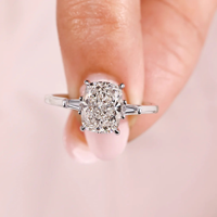 Anillo de compromiso y boda con 3 diamantes de laboratorio de corte cojín alargado de 2.15 quilates, chapado en oro de 14k, estilo eternidad Vermeil
