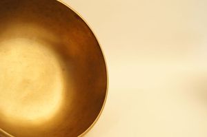 Bol chantant en laiton pour la méditation, avec un son profond et résonant, adapté à la thérapie par le yoga, au nettoyage des chakras et à la guérison spirituelle - Product Image 4