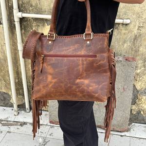 Sac fourre-tout en cuir de vachette western, orné de sculptures à la main, avec franges, élégant, multi-usages pour femmes. - Product Image 6