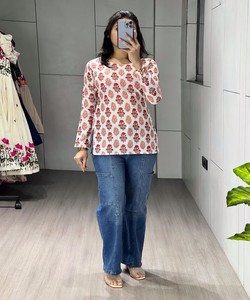 Kurti Corto Moderno de Algodón Cambrico con Estampado Floral de Diseño Reciente, Ropa Étnica para Uso Diario, Blanco y Rojo - Product Image 4