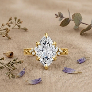 Anillo de compromiso para hombre de oro de 14K con diamante talla marquesa, banda floral grabada vintage, diamante cultivado en laboratorio, Toi et Moi, para boda y fiesta - Product Image 1