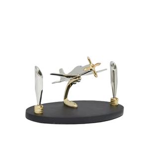 Fournitures de bureau, hélice dorée et support, modèle d'avion de haute qualité avec support pour stylo, base en bois de forme ovale, décoration de table - Product Image 1