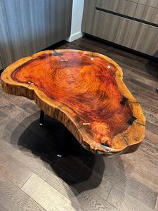 Mesa de centro de resina de cedro Sunset – Mesa artesanal de corte de árbol con borde natural y mesa auxiliar de madera rústica con borde natural estilo mariposa - Product Image 6