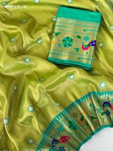 Ensemble de Saree en Soie de Luxe avec Bordure Pallu Ornée de Motifs Traditionnels Zari Butti et Floraux sur Toute la Surface - Product Image 4