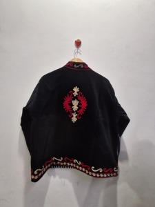 เสื้อแจ็คเก็ตกำมะหยี่พรีเมียมสำหรับผู้หญิง งานฝีมือประณีต ปักลายดอกไม้สไตล์พฤกษศาสตร์ กำมะหยี่สีพีช เสื้อโค้ทแฟชั่นโดดเด่น - Product Image 2