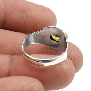 Anillo artesanal con piedra preciosa de peridoto de corte ovalado natural, hecho a mano con plata de ley 925, joyería bohemia a precio de mayorista. - Product Image 3