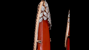 Boucles d'oreilles de luxe indiennes en émeraudes et diamants avec des gouttes de corail rouge |   Bijoux de mariage et de fête - Product Image 4