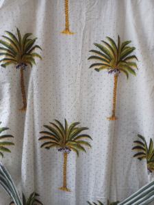 Kimono largo de algodón hecho a mano con estampado de palmeras, cuello en V, con bolsillos y borde a rayas en contraste, ajuste cómodo. - Product Image 5