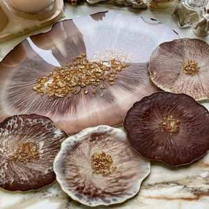 Sous-verres ronds en résine blanche écologiques de luxe faits à la main avec des pétales de rose rouge et des paillettes dorées - Product Image 4