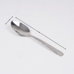 ช้อนสแตนเลสแบบมินิมอล ขัดเงาอย่างดี พร้อมด้ามจับมีลาย - Product Image 2