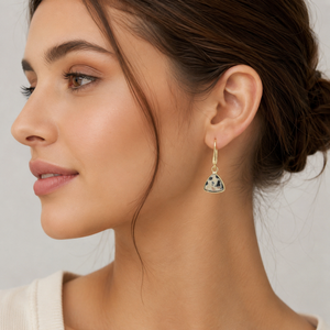 Boucles d'oreilles en argent sterling 925 plaqué or 18 carats avec pierre de jaspe dalmatien facettée de 28-29 mm en forme de triangle - Product Image 4