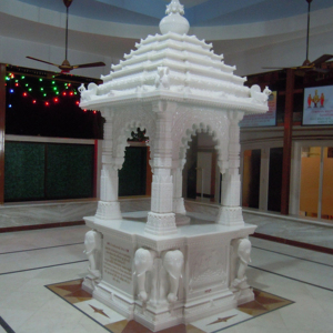 หินอ่อนฝังพระวิหารด้วยการออกแบบที่เรียบง่ายสีขาว Makrana หินอ่อน pooja Mandir งานฝังที่กำหนดเอง - Product Image 1