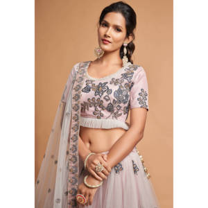 Lehenga choli เสื้อผ้าสำหรับปาร์ตี้ตาข่ายปักลาย zari สีเทาสุดๆ - Product Image 4