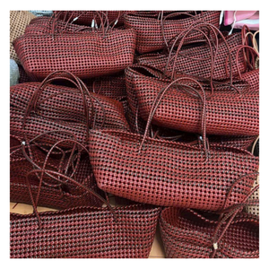 Sac à main carré unique et tendance, fabriqué à la main en PVC tressé, avec deux poignées, design ouvert, couleurs estivales contrastées, conçu pour les femmes - Product Image 6