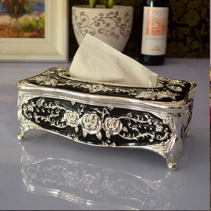 Boîte à mouchoirs en métal finition cuivre antique avec un design à nervures diagonales. Look industriel chic disponible à prix de gros. - Product Image 6