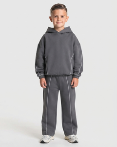 Ensemble de survêtement personnalisé gris foncé pour garçons avec lignes contrastées, sweat à capuche respirant en molleton de coton doux et pantalon de survêtement à jambes larges, fabrication OEM - Product Image 1