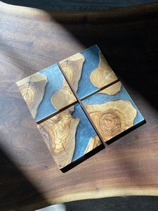 Sous-verres modernes faits à la main en bois et résine, forme irrégulière, style bohème, avec incrustation florale, diamètre 400 mm - Product Image 4
