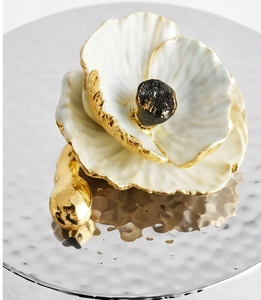 Récipient alimentaire rond moderne en métal avec corps en verre et couvercle, finition polie, décor floral doré, pot de rangement pour la cuisine - Product Image 3
