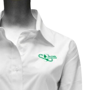 Camisa de Vestir Blanca con Botones The Links, con Logotipo Bordado en Verde Kelly, Ropa Formal y Casual para Hombre, Suministro al por Mayor - Product Image 4