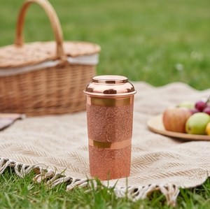 Coctelera de cobre vintage con patrón floral en relieve para una hidratación pura y lujosa - Product Image 3