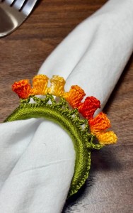Anillo de Servilleta Floral de Ganchillo: Decoración de Mesa Hecha a Mano con Diseño de Tulipán para Primavera y Regalo de Inauguración de Casa - Product Image 2