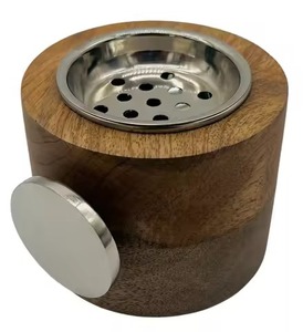 Brûleur à Bakhoor en laiton découpé, style Tour Forte du Moyen-Orient, avec base en bois foncé cannelé, encensoir Fort - Product Image 6