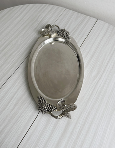 Bandeja de café Art Deco de metal en oferta con asas plateadas con diseño de uvas, regalo de Diwali para servir té y aperitivos en mesas de restaurantes. - Product Image 1