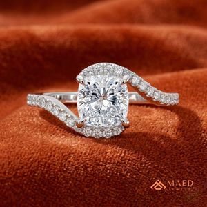 แหวนหมั้นเพชรโมอิสซาไนต์ทรงเรเดียนท์คัท Maed Jewels LR 101 NYE ประดับเพชรแบบพาเว่ ล้อมรอบด้วยกรอบเงินแท้ 925 ดีไซน์หรูหราสำหรับเจ้าสาว - Product Image 3