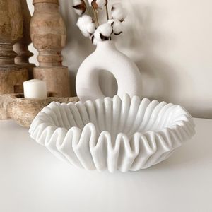 Présentoir de table moderne en marbre en forme de fleur avec intérieur lisse pour un nettoyage facile, 100 % fait main pour une utilisation régulière - Product Image 1