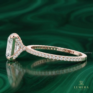 Bague de mariée élégante en diamant de laboratoire taille radiant, sertie de griffes avec halo central brillant dissimulé et micro-pavé - Product Image 5