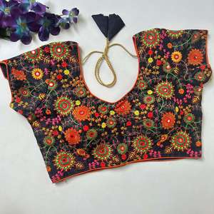 Blouse Prête à Porter en Soie Fantaisie, Modèle Designer, avec Détails de Conception sur un Côté et Dos Superbe, pour un Style Multi-Usages - Product Image 6