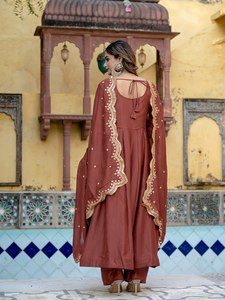 NOIIR PIGEON Conjunto de traje Anarkali de seda pura pesada para mujer con encaje Gota Patti y dupatta, elegante, sin arrugas, largo hasta el suelo - Product Image 1