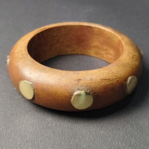 Bracelet en bois épais et arrondi avec clous circulaires surdimensionnés en laiton, style punk, bijoux ethniques faits à la main, haute durabilité - Product Image 6