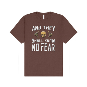 T-shirt à manches courtes marron pour hommes avec motif de crâne et imprimé They Shall Know No Fear, col rond décontracté, coupe régulière - Product Image 1