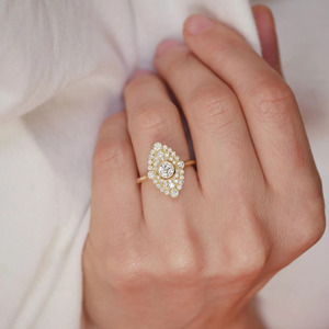 Bague en or jaune avec cluster de diamants de laboratoire de forme marquise, style vintage - Product Image 5