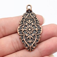 Colgante con Grabado Floral en Relieve de 57x28mm, Aleación de Zinc Plateada Antigua para Centro de Collar Victoriano