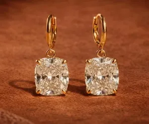 Pendientes Colgantes con Diamante Cultivado en Laboratorio de 4.00Ct, Corte Cojín, EF/VS1, Oro Amarillo de 14K - Product Image 2