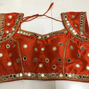 Blusa Corta de Satén Tejido con Acolchado de Diseño Elegante y Etéreo para Saree, Ideal para Bodas de Invierno, Manga Corta - Product Image 1