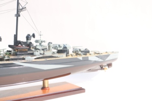 Maquette de navire de guerre allemand Tirpitz en bois, camouflage fait main - Modèle réduit de classe Bismarck de la Seconde Guerre mondiale pour la décoration de la maison ou du bureau - Product Image 3