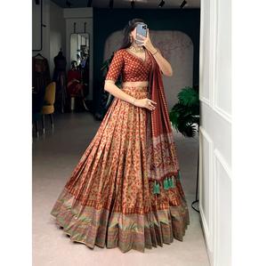 Lehenga Choli Semisellado Hecho a Mano de Alta Demanda para Bodas, Festivales y Fiestas, Disponible al Mejor Precio - Product Image 1