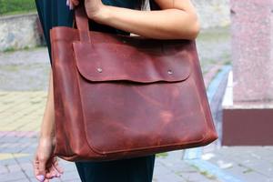 กระเป๋าโท้ทหนังแท้ทำมือสำหรับผู้หญิง ขนาดมาตรฐาน พร้อมซิปปิด ใช้ได้ทุกวัน รุ่น LTB-0206 - Product Image 3