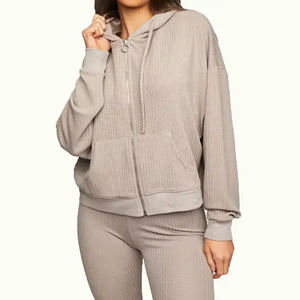 Ensemble sweat à capuche et short pour femme de qualité supérieure, service OEM, conception ODM, logo imprimé sur l'ensemble, ensemble sweat à capuche tendance, dernière conception 2026 - Product Image 1