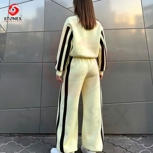 ชุดวอร์มกำมะหยี่สีชมพูสำหรับผู้หญิง ชุดเซ็ตเสื้อแจ็คเก็ตซิปมีลายทางแบบกำหนดเอง กางเกงขายาวทรงกว้าง ชุดลำลองสองชิ้นสำหรับออกกำลังกายและพักผ่อน - Product Image 4