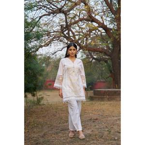 Kurti de Algodón Blanco Bordado de Primera Calidad con Salwar a Juego, Cuello en V, Ropa Étnica para Mujer, Disponible a Precio de Exportación - Product Image 5