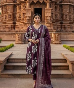 NOUVELLE ARRIVÉE : Vêtement ethnique de luxe festif en papier de coton avec tissage miroir, ensemble haut, bas et dupatta, couleur vin, prix de gros - Product Image 1