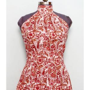 เดรสผ้าฝ้ายถักทรงเข้ารูปสำหรับผู้หญิง ระบายอากาศได้ดี เป็นมิตรต่อสิ่งแวดล้อม คอแบบผูก สายคล้องคอ ความยาวปานกลาง ลายดอกไม้ กระดุมด้านหลัง เปิดหลัง มีกระเป๋า ซักแห้งได้ เหมาะสำหรับใส่ไปชายหาด - Product Image 6