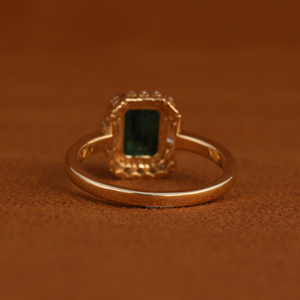Anillo de Compromiso de Oro Amarillo de 14K con Gema Verde Corte Esmeralda y Halo de Diamantes, Joyería Fina Personalizada para Mujer - Product Image 3