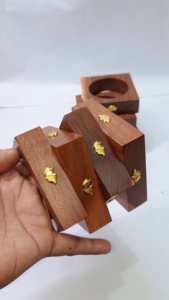 Brazaletes de Madera Hechos a Mano de Primera Calidad para Mujeres y Niñas, Estilo Indo Occidental con Dijes de Latón Especiales y Revestimiento de Larga Duración - Product Image 5